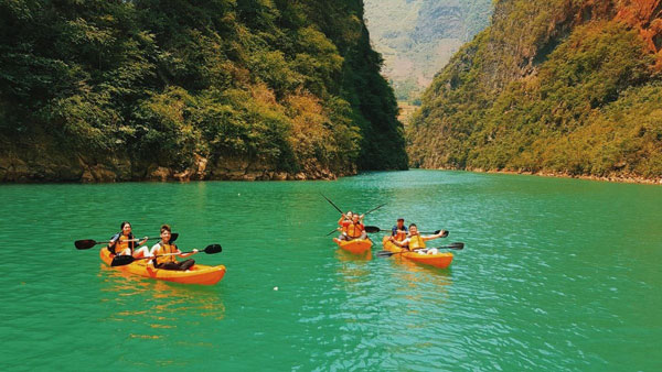 Đi thuyền/kayak ngắm cảnh dưới hẻm Tu Sản Đi thuyền/kayak ngắm cảnh dưới hẻm Tu Sản