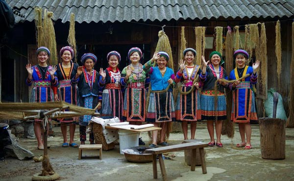 Làng Lung Tam (Dệt thổ cẩm) - Trải nghiệm ăn cùng người H’Mông Làng Lung Tam (Dệt thổ cẩm) - Trải nghiệm ăn cùng người H’Mông